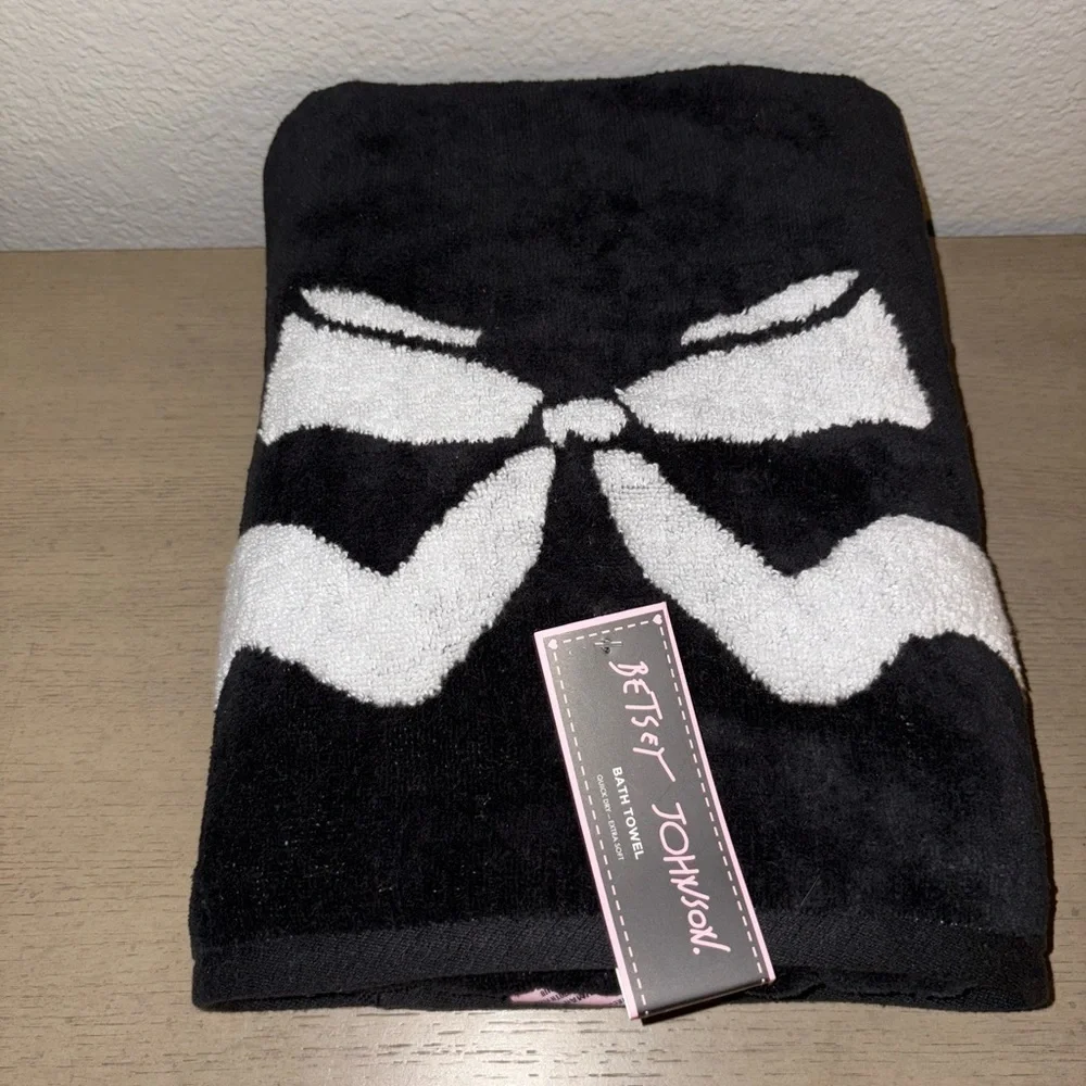Betsey Johnson Black and White Bath Towel Coquette Bow Flirty Cute Towel
